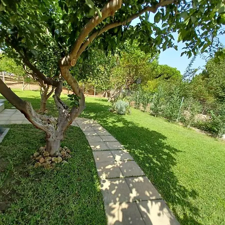 Seaside House For 8 Close To Olympia & The Villa